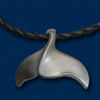 Walfluke aus Zinn mit Kunstlederband
